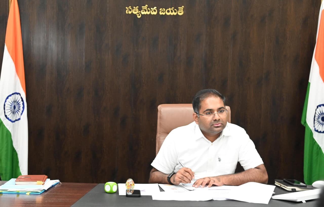ప్రతి ఇంటికి ఇంకుడు గుంతలు ఏర్పాటు చేయాలి : జిల్లా కలెక్టర్ కోయ శ్రీహర్ష